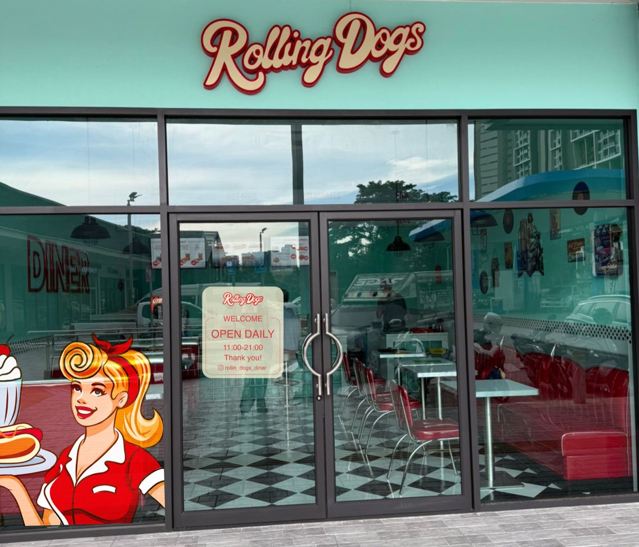 Вход в Rolling Dogs Diner — открыто ежедневно 11:00–21:00
