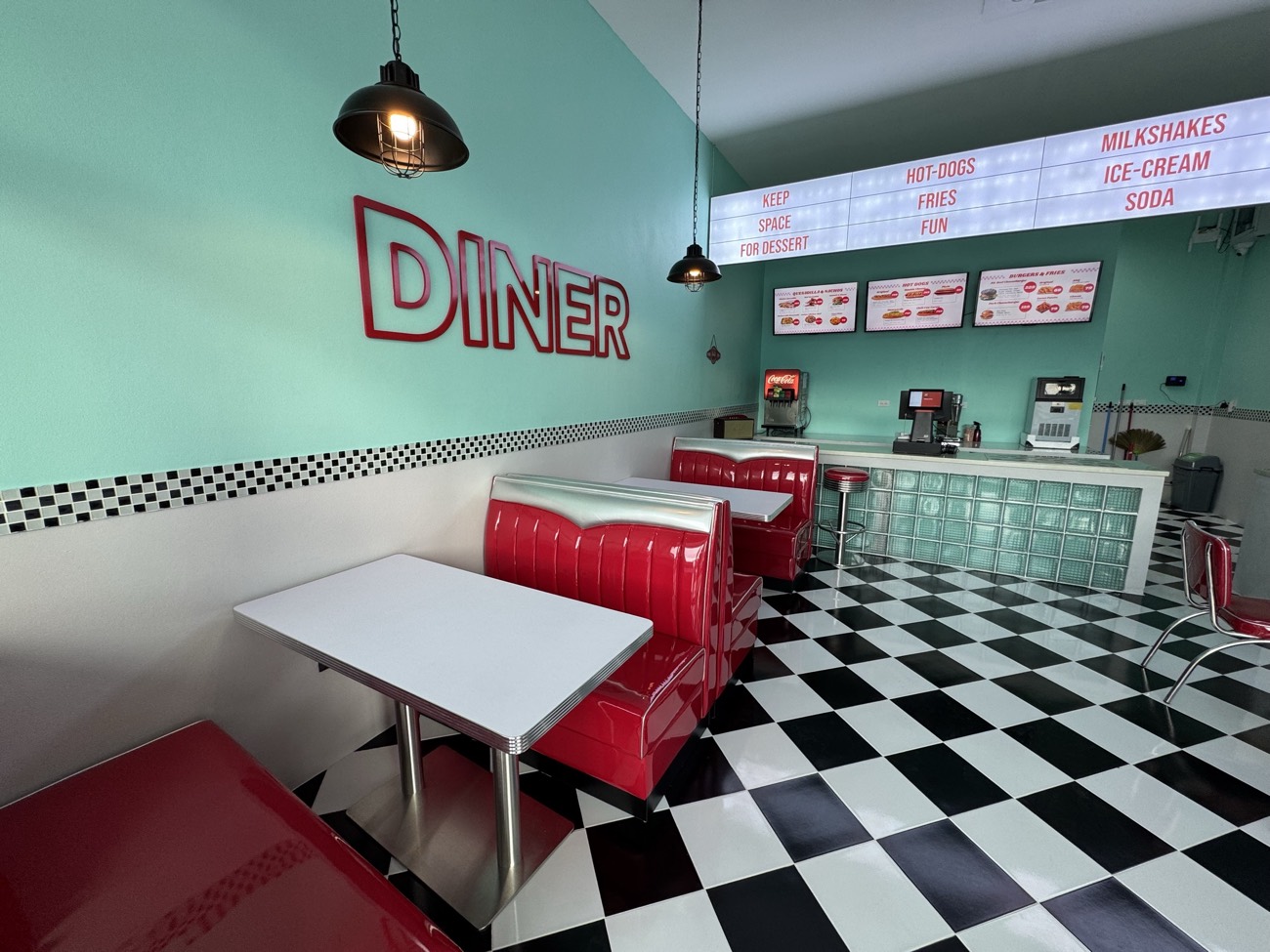 Зал Rolling Dogs Diner
